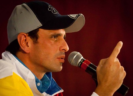 -Capriles-lamenta-burlas-que-se-hacen-de-Venezuela-por-falta-de-papel-higienico
