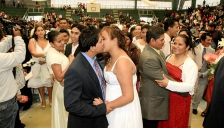 200-parejas-formalizaron-su-union-en-el-Distrito-12