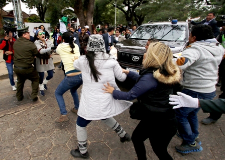 Protestas-a-Evo-por-21F-y-atencion-al-Oncologico