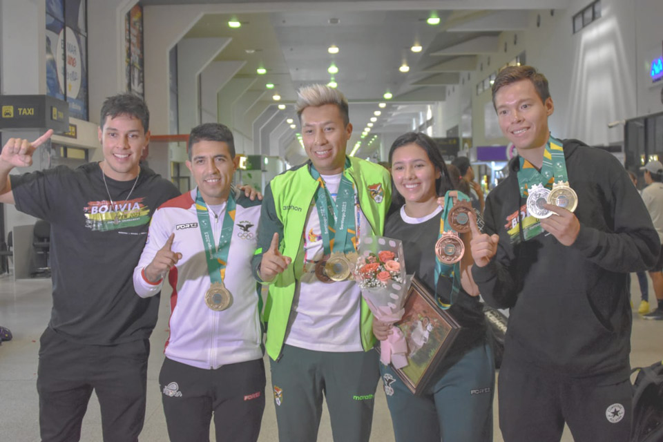 Delegaci N Boliviana De R Quetbol Llega Al Pa S Gan Medallas En Los