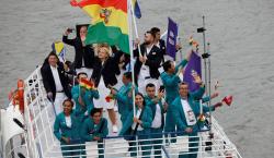 Atletas bolivianos flamean la rojo, amarillo y verde en la inauguración de los Juegos Olímpicos de París
