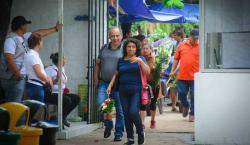 Todos Santos: masiva afluencia y controles estrictos en cementerios de la capital cruceña  