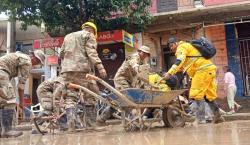 Cerca de 300 militares realizan trabajados post inundación en barrios afectados por la intensa lluvia en Tarija