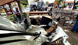 Cae un letrero sobre tres vehículos en la avenida Cristo Redentor