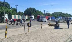 Transportistas bloquean en demanda de diésel en la doble vía a La Guardia y en la ruta Santa Cruz-Cotoca