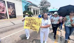 Salubristas marchan por atraso en salarios y Jhonny admite dificultades por merma de ingresos