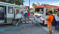 Colisión entre dos micros en el primer anillo deja seis lesionados