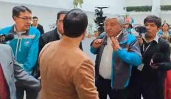 Diputado Reyes intenta agredir al alcalde Arias y empuja a un funcionario municipal