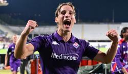 Jugador de Fiorentina recibe alta médica tras desplomarse en pleno partido