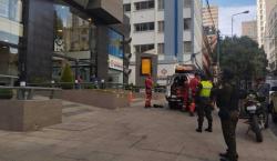 Bomberos salvan a hombre de caer del piso 15 y hallan una mujer sin vida en su departamento