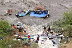 Bus cae partido en dos a un río de Perú y deja varias personas fallecidas