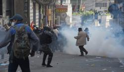 Gasificación y arrestos en enfrentamiento de policías con la marcha evista