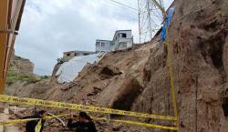 Cae un talud en Alto La Florida, están en riesgo de desplome viviendas y una antena