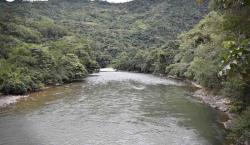 Tres mineros fueron arrastrados por el río mientras cruzaban un puente colgante en los Yungas