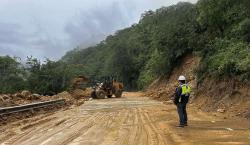 Rehabilitan carretera hacia los valles cruceños tras derrumbe y mazamorras