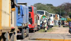 Filas por combustibles en el inicio de semana en ciudades el eje central