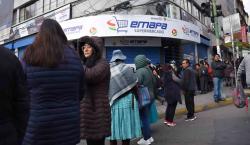 Clientes de Emapa bloquean la av. Camacho en el centro de La Paz en reclamo por la falta de aceite