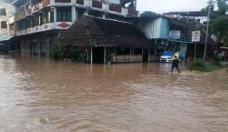 El río Beni se desborda e inunda la avenida Costanera en Rurrenabaque