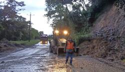 Deslizamientos afectan ruta Santa Cruz - Cochabamba y reducen la circulación a un solo carril