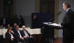 Ciudadanía por grandes inversiones, deportaciones exprés y residencia más estricta: qué dice la letra chica de la reforma migratoria de Milei
