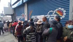 Más de tres horas de espera en Emapa: Frío y largas filas por aceite en La Paz