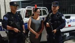 Arrestan a activista crítica de Bukele en El Salvador