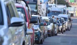 Crisis de combustible: las filas de autos se multiplican por varias cuadras