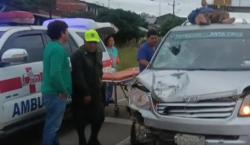 Motociclista atropellado termina sobre el techo del vehículo: conductor se da a la fuga sin notarlo