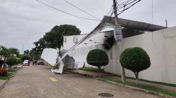 Cae el techo de una iglesia por fuertes vientos en Santa Cruz