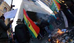 Policía dispersa marcha evista con gas lacrimógeno en su intento por llegar a la Plaza Murillo