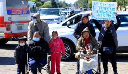 Pese a su delicado estado, pacientes renales protestan en las calles por retraso del gobierno en pagos