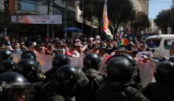 Enfrentamientos y gasificación de policías a evistas que intentaban llegar al TSE