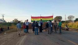 Bloqueo en San Julián: Comunarios exigen la renuncia de Luis Arce