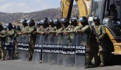 Arce ordena la intervención de policías y militares en la carretera Oruro-Cochabamba