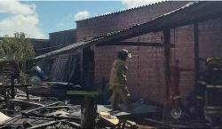 Incendio consume una carpintería en la avenida Santos Dumont