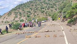 Buses limitan viajes por los escombros dejados en la vía en la ruta Cochabamba - Santa Cruz