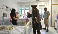 Johnny Depp vuelve a vestirse de Jack Sparrow para visitar a niños con cáncer