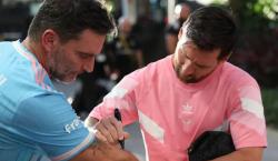 Julián Gil cumple su sueño de conocer a Messi y se tatúa su firma
