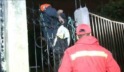 Un hombre se queda incrustado en una reja tras intentar ingresar a una vivienda en la Villa 1ro de Mayo