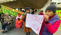 Pacientes renales marchan en La Paz y mantienen huelga en Santa Cruz por deuda del gobierno