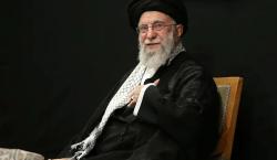 Líder supremo de Irán reaparece en público en una mezquita de Teherán