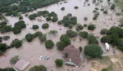 Noche trágica en Texas: el agua arrasó cabañas de veraneo, 27 niñas siguen desaparecidas