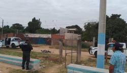 Investigan la muerte de un hombre hallado a orillas de una cancha en el Plan
