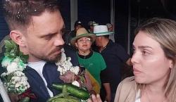 Dueña de predio avasallado increpa a Del Castillo y le dice que aparece en fotos con líderes de tomas ilegales