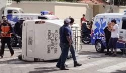 Un vehículo acaba volcado tras chocar con una ambulancia en la plaza Blacutt