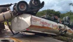 Desastre en la carretera: 25,000 litros de diésel se derraman tras volcadura de cisterna en  Caranavi