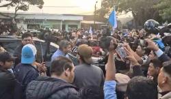 Pelea campal entre gendarmes y seguidores de Jhonny en El Trompillo 