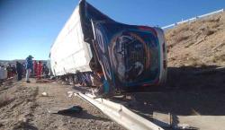 Accidente fatal en la carretera: Un bus vuelca, dejando cinco muertos y 16 heridos, conoce las causas