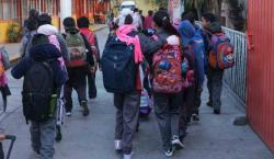 Vuelven las clases en Santa Cruz con frío, brote de sarampión y posible exigencia del carnet de vacunación