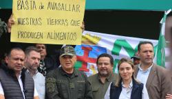 Propietarios afectados, productores y cívicos protestan frente al Comando Policial por los avasallamientos